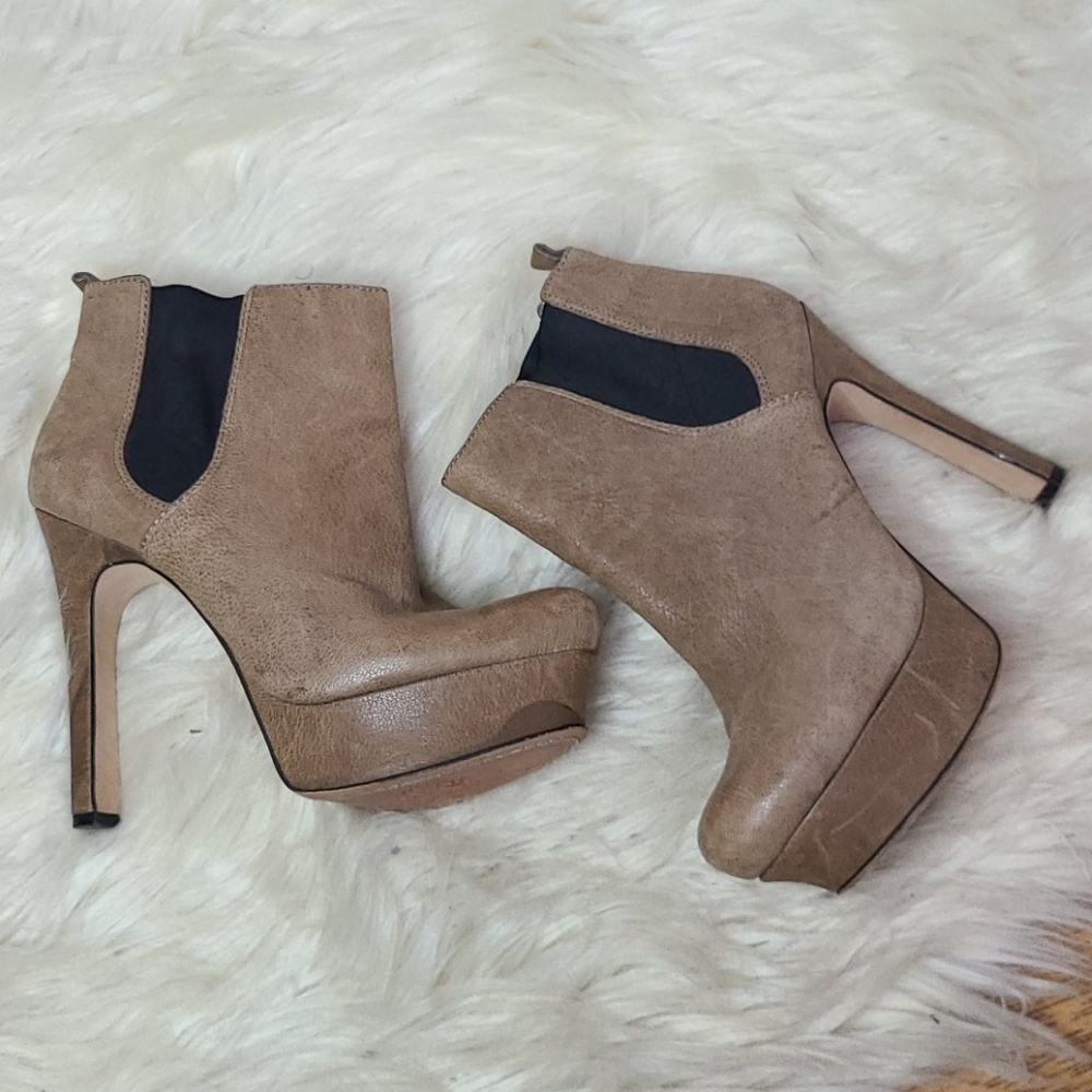 Vince Camuto brown ankle bootie size 7.5
